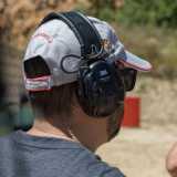 Gli sfidanti indossano obbligatoriamente occhiali protettivi, cappelli e cuffie...